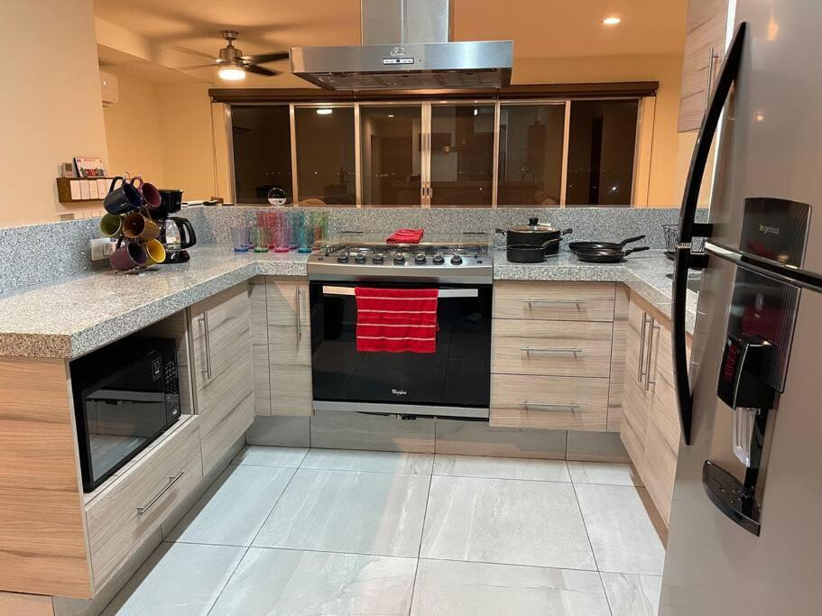 Apartment 2 Bedroom Condo, Pool, Great Wifi & Tvs